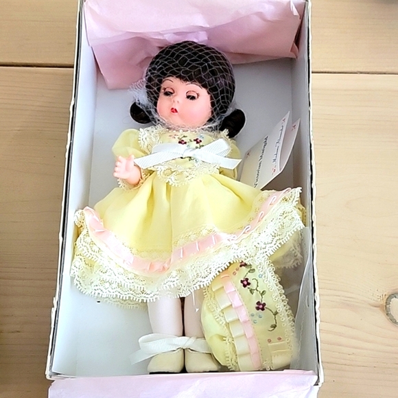 Madame Alexander Collectible Doll- Victorian Marigold #27805 - Picture 3 of 6